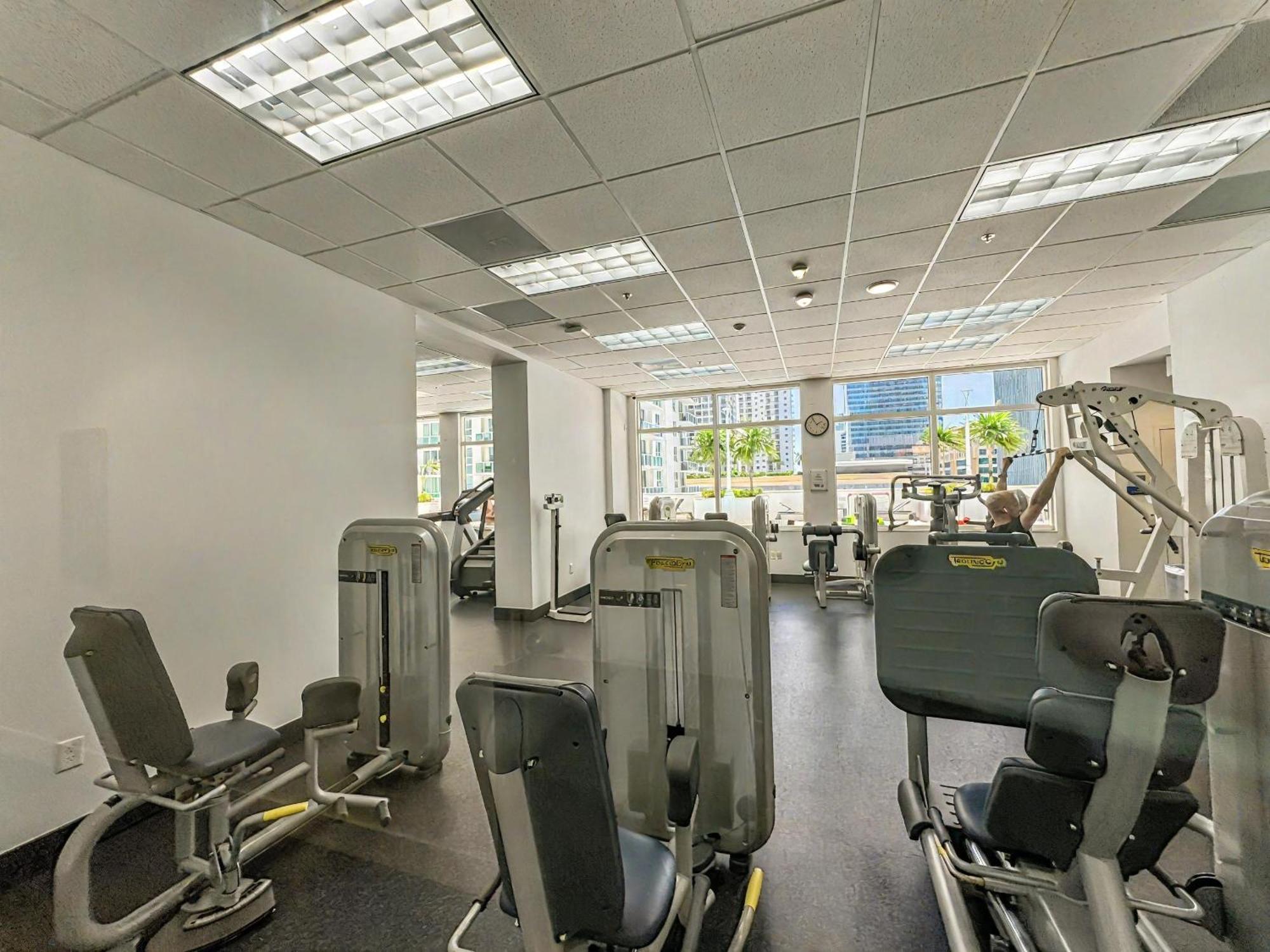 Apartamento Elegant Centric Vibrant Pool Jacuzzi Free Parking Miami Exterior foto